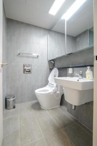 łazienka z toaletą i umywalką w obiekcie Sokcho Daemyung Pension Samsung Home prestige w mieście Sokcho
