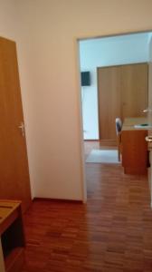 Habitación vacía con pasillo con escritorio y cocina en Hotel Restaurant Hirsch, en Schmiechen