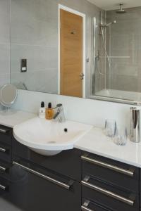 Ένα μπάνιο στο 12 Pear Tree House +12 φωτογραφίες
