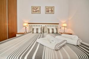 sypialnia z dużym łóżkiem z 2 poduszkami w obiekcie Apartamento CONFORTABLE junto al Mercado w Kadyksie