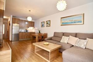 salon z kanapą i stołem w obiekcie Apartamento CONFORTABLE junto al Mercado w Kadyksie