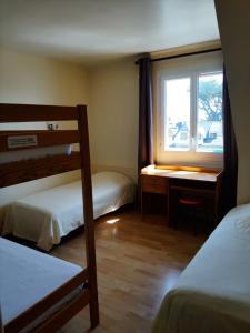 Postel nebo postele na pokoji v ubytování Home des Pins SARL