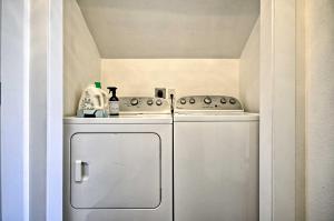 una piccola cucina con frigorifero e fornello di Classic Hillside Astoria Home with Gorge Views! a Astoria, Oregon