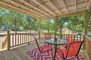een terras met een tafel en stoelen bij Quaint Home with Deck and Grill - Mins to Lake Fork! in Emory