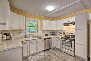 een keuken met witte kasten en witte apparaten bij Quaint Home with Deck and Grill - Mins to Lake Fork! in Emory