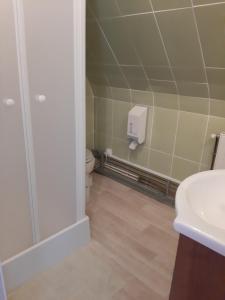 Koupelna v ubytování Home des Pins SARL
