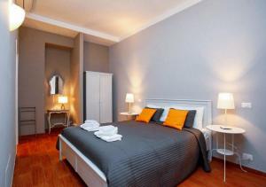 Un dormitorio con una cama con dos toallas encima. en Clemy In Rome, en Roma