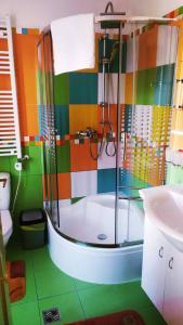 La salle de bains colorée est pourvue d'une baignoire et d'un lavabo. dans l'établissement Apartmány v Centru, à Třeboň