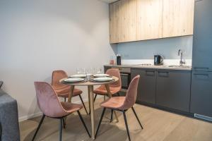 Kuchyň nebo kuchyňský kout v ubytování Apartment Hotel Laisve