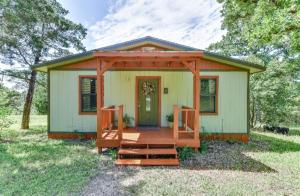 uma pequena casa com um alpendre e uma porta em Austin Escape em Cedar Creek