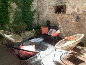 une terrasse avec trois chaises, une table et un canapé dans l'établissement T2 centre ville avec extérieur, à Avignon