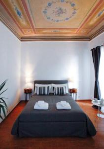 Un dormitorio con una cama con dos toallas encima. en Clemy In Rome, en Roma