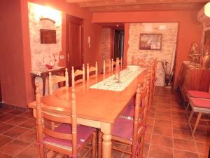 サン・マテウにあるCasa Rural Calaceitのキッチン(長い木製テーブル、椅子付)