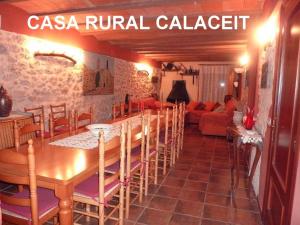 En restaurang eller annat matställe på Casa Rural Calaceit