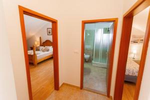 Ένα μπάνιο στο Apartment Jerry with private pool +33 φωτογραφίες