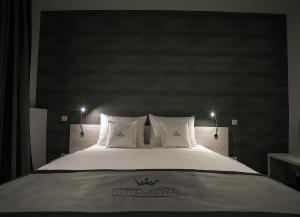 Postel nebo postele na pokoji v ubytování Hotel Royal