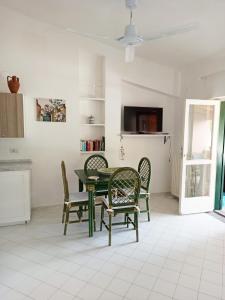 帕爾蓋利亞的住宿－Residenza l 'Ulivo，一间带绿色桌椅的用餐室