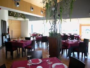 a restaurant with tables and chairs with red tablecloths at Apartamento Dúplex Golf Rioja Alta in Cirueña
