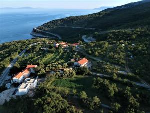eine Luftansicht eines Hauses auf einem Hügel neben dem Meer in der Unterkunft Guesthouse Villa Brestova in Plomin