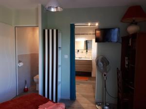 a room with a bed and a room with a bathroom at La Chênaie in Sainte-Marthe