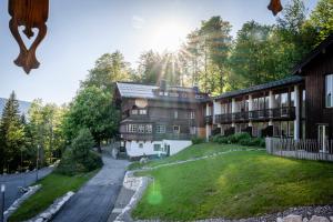 eine Außenansicht eines Hauses mit Hof in der Unterkunft Berghotel Sudelfeld in Bayrischzell