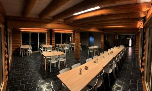 una sala da pranzo con tavoli e sedie bianche di penzion a kemp Harasov a Vysoká