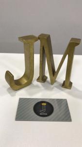 Una señal de oro que dice "jumeirah" en una mesa. en Hotel Joma, en Paracambi