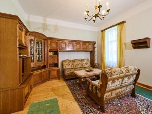 - un salon avec un canapé et une table dans l'établissement Ferienhaus Krieglach, à Krieglach