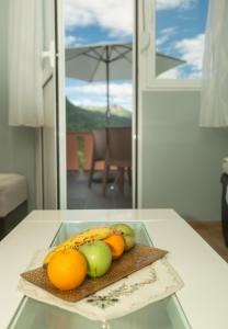 a plate of fruit on a table in a room at Apartment Milena in Virpazar