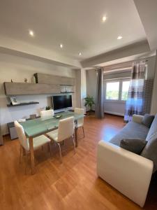 un soggiorno con tavolo e divano di Appartamento Casa Vacanze Chéri a Fiuggi