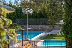 Bazén v ubytování Hotel Maderno nebo v jeho okolí