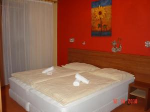 een slaapkamer met een bed met twee handdoeken erop bij Apartmán Pod Tatrami in Veľká Lomnica