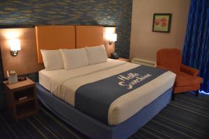 Postel nebo postele na pokoji v ubytování Days Inn by Wyndham Wayne