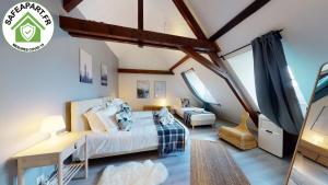 Un dormitorio con una cama y un sofá en una habitación. en Strasbourg Appart Rue du 22 Novembre, en Estrasburgo