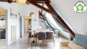 Un comedor con mesa y sillas en Strasbourg Appart Rue du 22 Novembre, en Estrasburgo