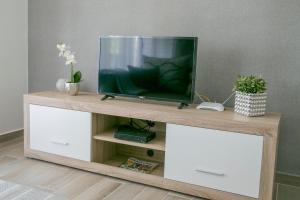 En tv och/eller ett underhållningssystem på Kardos Villa