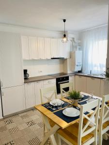 Кухня или мини-кухня в White 2 Apartment Brasov
