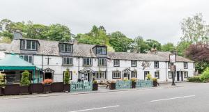 um grande edifício branco no lado de uma rua em Royal Oak Appleby em Appleby