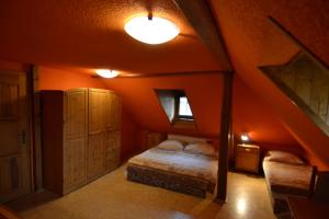 Llit o llits en una habitació de Penzion "U Krkovičky"