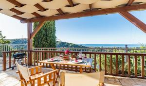 um pátio com uma mesa e cadeiras numa varanda em Agios Nikitas Resort Villas em Áyios Nikítas