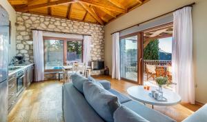 uma sala de estar com um sofá azul e uma mesa em Agios Nikitas Resort Villas em Áyios Nikítas