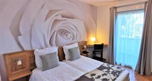 - une chambre avec un lit et un grand mur blanc dans l'établissement A l'Arbre Vert, à Wintzfelden