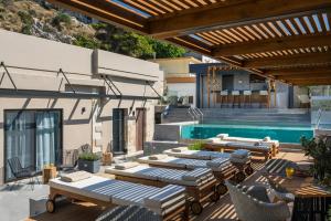 Bazén v ubytování Casa D'Irene Deluxe Hotel nebo v jeho okolí