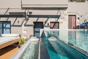 uma piscina ao lado de uma casa com uma villa em Casa D'Irene Deluxe Hotel em Falasarna