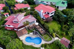 uma vista aérea de uma casa com piscina em Villas Aracari em Alajuela