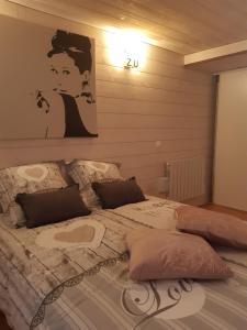 Un pat sau paturi într-o cameră la Le Manaïrou