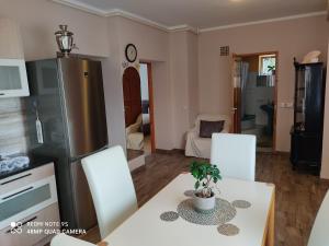 Kuchyňa alebo kuchynka v ubytovaní Fox Apartmanok