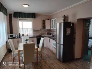 Kuchyňa alebo kuchynka v ubytovaní Fox Apartmanok