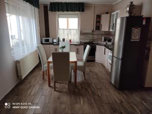Kuchyňa alebo kuchynka v ubytovaní Fox Apartmanok