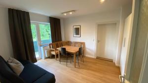 a dining room with a table and chairs in a room at BS Living Apartment 1 in Braunschweig